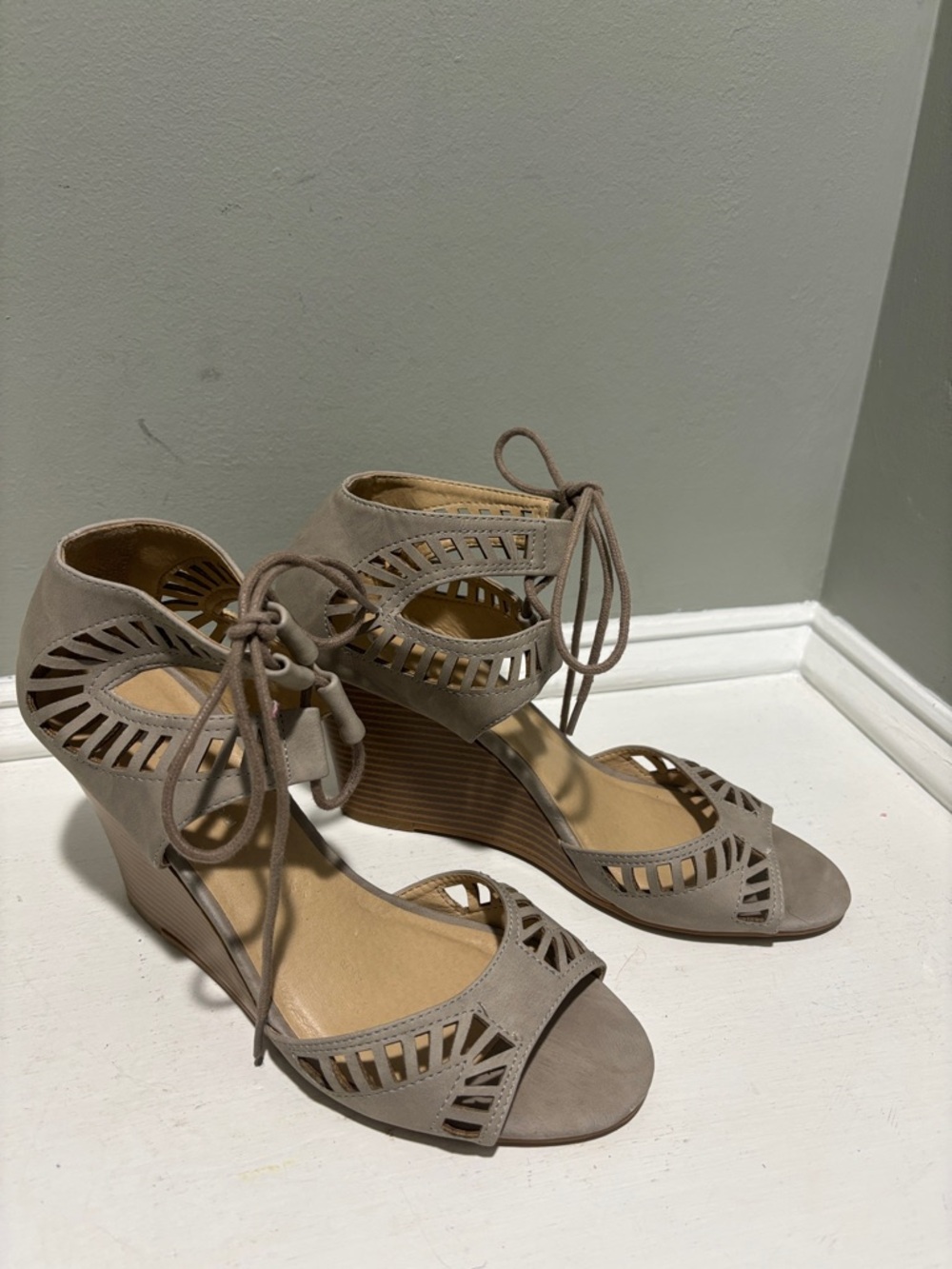 Chinese Laundry Women's Taupe Cutout Lace-Up Wedge Sandals-size 9 - Picture 2 of 7